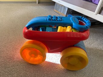 Vozík s kostkami a stolečkem - 4