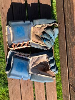 Staré hokejové rukavice - 4