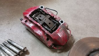 Brzdy 330mm 4 pístkové třmeny - 4