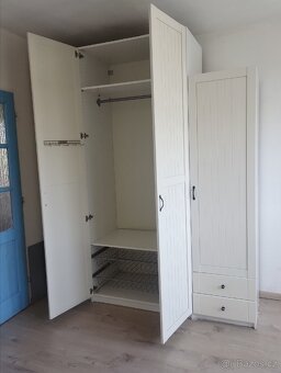 Prodám prostornou a bytelnou šatní skříň IKEA - 4