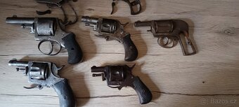 Soubor starých revolveru do 1890 - 4