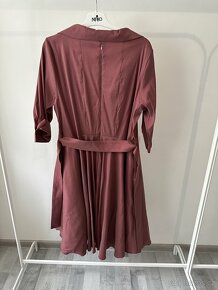 Vínové šaty áčkového střihu - 4