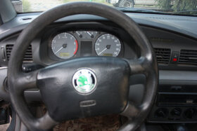 Škoda Octavia 1998 zelená, 1,6 benzín, náhradní díly - 4