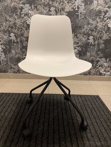 Designová bílá židle na kolečkách - 4