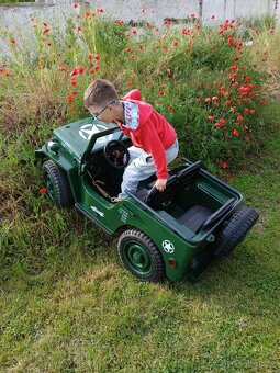 Dětské elektrické auto Jeep 4x4 pro tři děti - 4