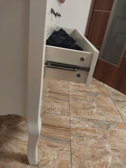 Komoda + 2 noční stolky - 4