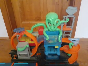 Hot Wheels dráha + zrychlovače - 4