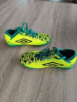 Prodám dětské sálové kopačky Umbro v. 33,5 - 4