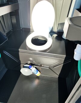 Nové mobilní přenosné WC s umyvadlem a pisoárem - 4