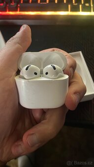 Apple AirPods 4 2024 - 4