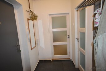 Prodej prostorného bytu 2+KK v cihlovém domě - 4