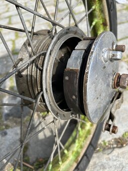 Jawa, kolo 2,75x16 včetně brzd. štítu a osy - 4
