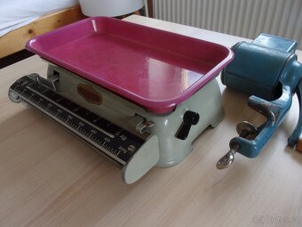 RETRO KUCHYŇSKÁ VÁHA 5,5kg a MLÝNEK NA STROUHANKU - 4