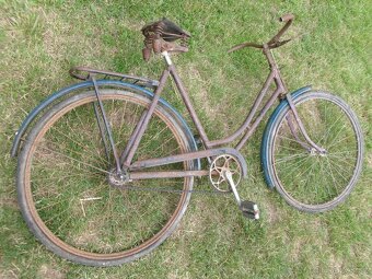 Prodám staré pánské jízdní kolo /nepůvodní barva/. Skladován - 4