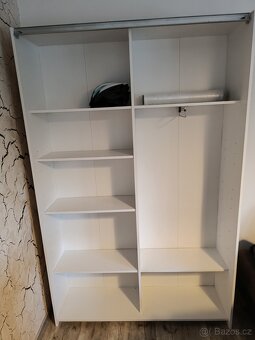 Skříň s posuvnými dveřmi a zrcadlem - 4