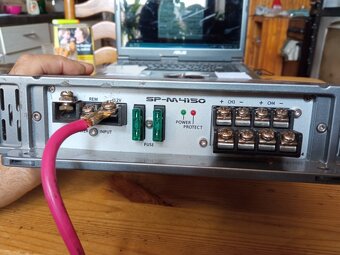 4 KANÁLOVÝ AUTOZESILOVAČ 4X 200 W SPEKTRON - 4