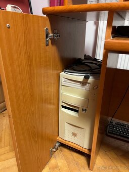 Prodám kvalitní herní stůl - 4