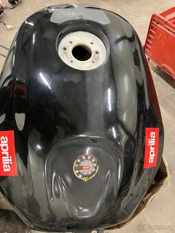 Aprilia rsv 1000r náhradní díly, carbony atd - 4
