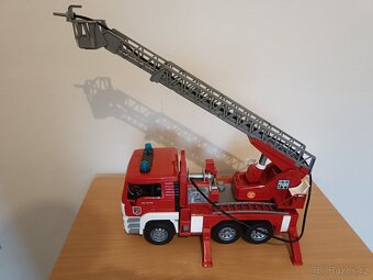 BRUDER 2771 Hasiči auto MAN - požární žebřík + maják - 4