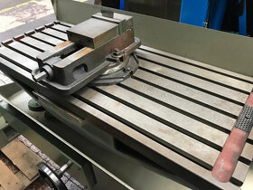 vertikální frézka Strojtos Lipník FVT 3 NC - 4