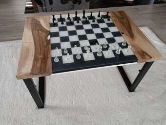 Šachový epoxidový stolek z ořechu + figurky - 4