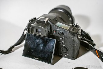 Sony RX10 II s 24-200mm objektivem F2,8 - 4