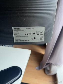 Zakřivený monitor Samsung 27" C27F390 - 4