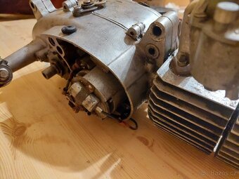 MOTOR JAWA PIONÝR TOP STAV A VELKÉ MNOŽSTVÍ NÁHRADNÍCH DÍLŮ - 4
