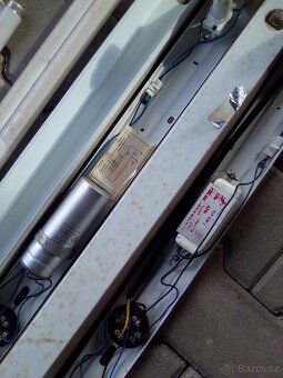 starší zářivky plus dvě kratší trubice - 4