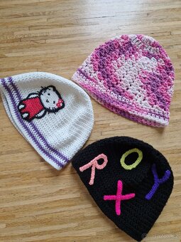 Zimní a podzimní čepice na holčičku - 4