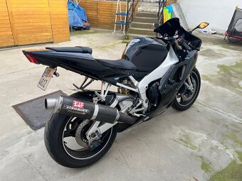 Yamaha R1 - 4