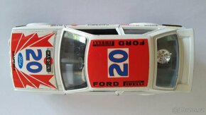 Starý model Bburago 1:24 Ford Escort XR 3 - 4