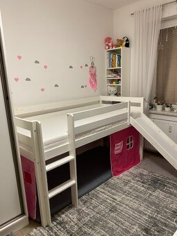Vyvýšená dřevěná postel se skluzavkou - 4