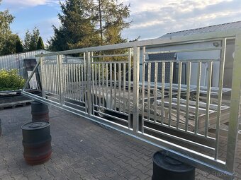 Samonosná posuvná brána s výplní RAL7016 - 4