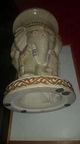 Porcelánový zdobený stolek se slony výška 50cm,šířka 30cm - 4