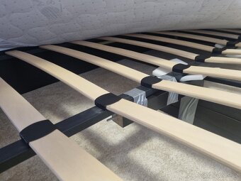 Postel, 160 cm široká včetně roštu. - 4