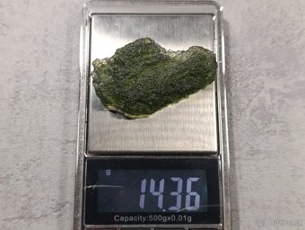 Krásný velký Vltavín z Chlumu, těžký14,36 gramu, ve stojánku - 4