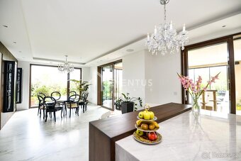 Prodej rodinného domu 716 m2, pozemek 1135 m2 - 4