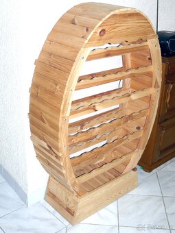 Masivní dřevěná vinotéka - 4
