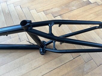 prodam BMX rám FlyBikes LAGO 21.2 - leskla černá - 4