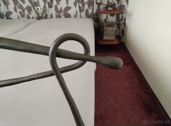 Kovaná postel s nočními stolky - 4