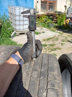 235/45R20 - 4