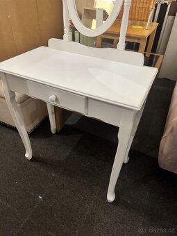 Hezký bílý toaletní stolek se zrcadlem a šuplíkem - 4