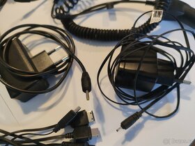 Staré nabíječky, adaptéry, sluchátka a držák pro mobily - 4