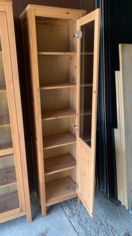 Ikea Hemnes úzká vitrína- knihovna masiv sv. hnědá - 4
