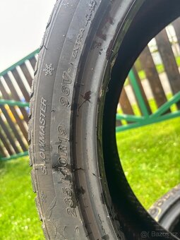 235/40R19 - 4