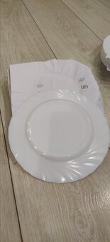 Sada bílých talířů - 4