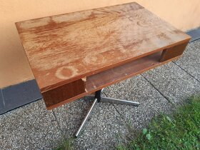 Televizní stolek dřevěný, otočný, na kovové noze. - 4