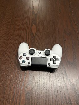 PS4 pro bílej + ovladače, hry, kabeláž - 4