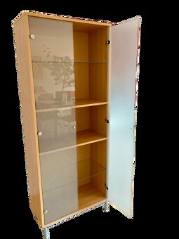 Moderní prosklená skříň - vitrína / knihovna, dekor buku - 4